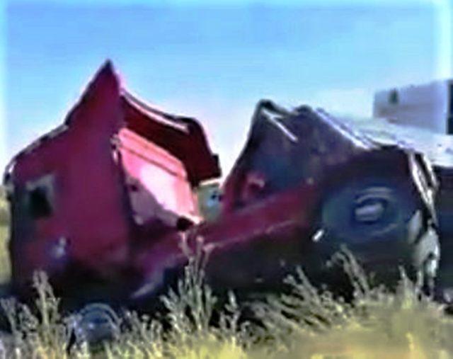 Tır ile traktör çarpıştı: 2 yaralı