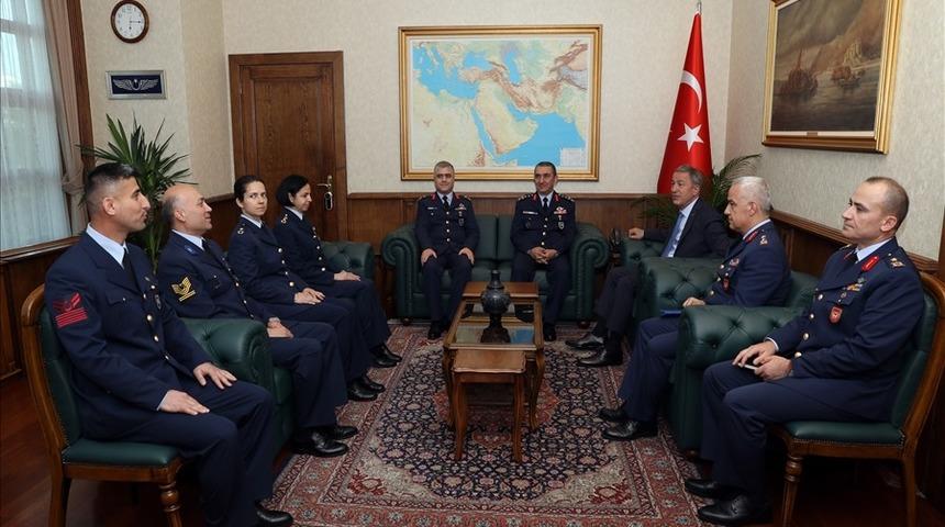 Bakan Akar, Hava Kuvvetleri Komutanı Org. K&uuml;&ccedil;&uuml;kaky&uuml;z ve beraberindeki personelle bir araya geldi