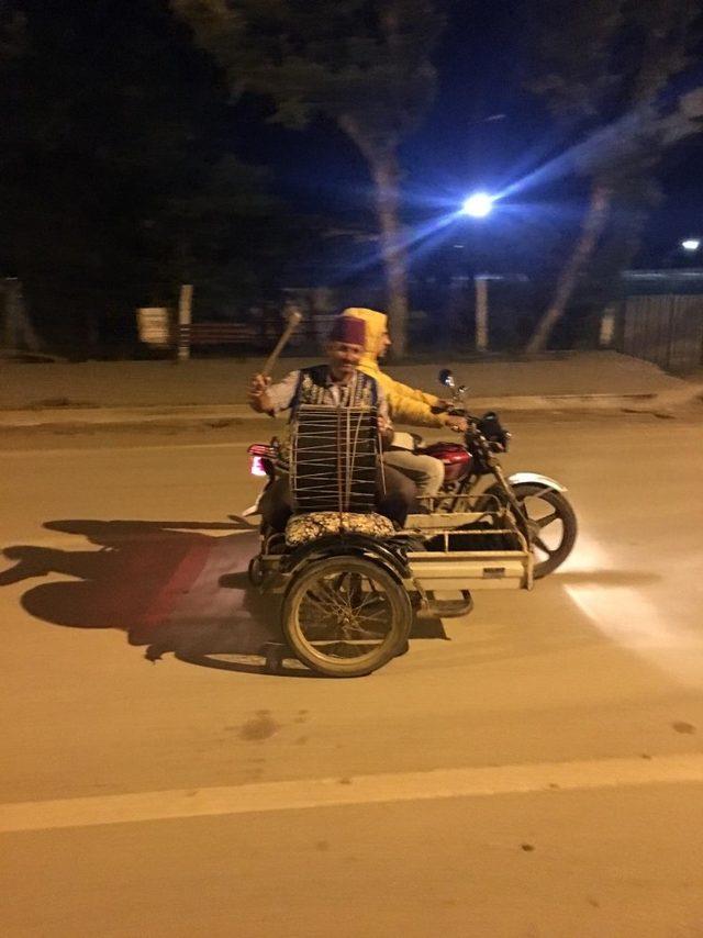 Motosikletli ramazan davulcusu