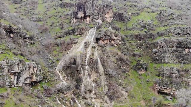 Kato Dağı'ndaki şelale kar suyuyla çağladı 