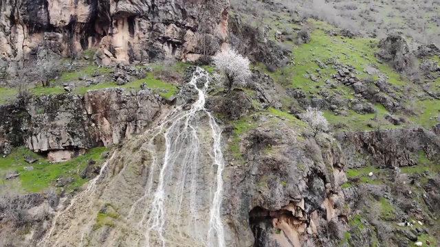 Kato Dağı'ndaki şelale kar suyuyla çağladı 