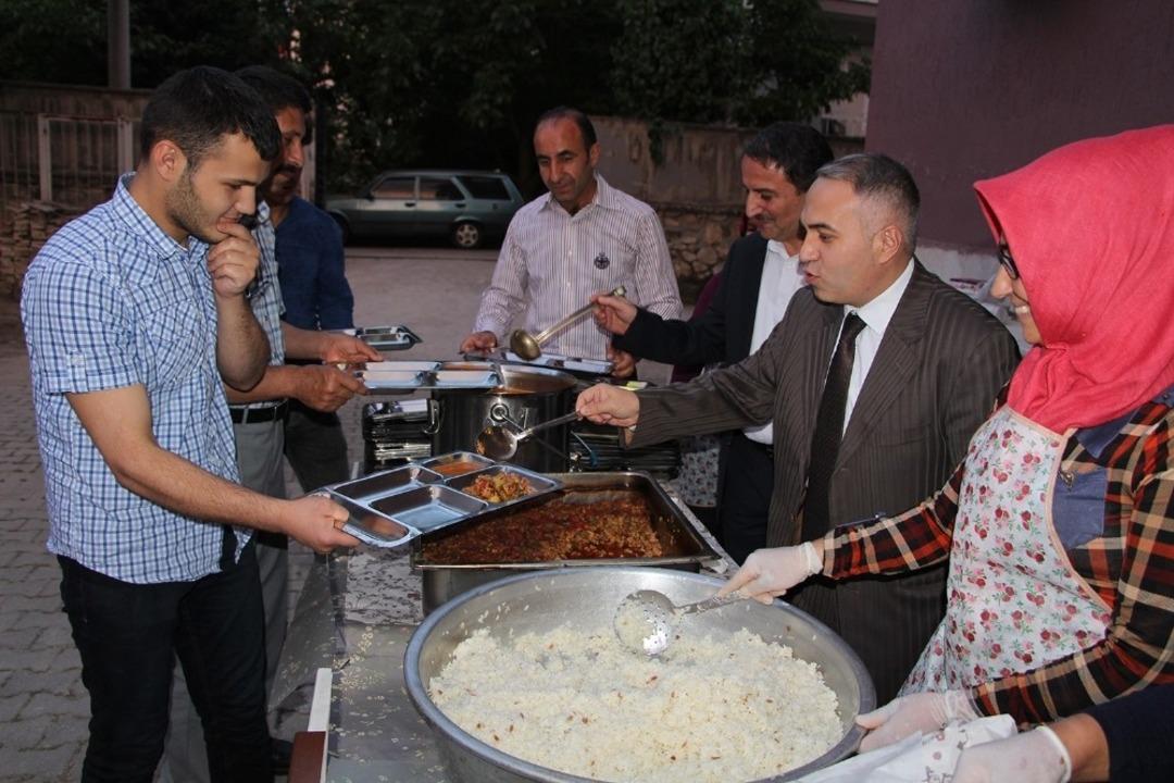 Protokol &uuml;yeleri ve Suriyeliler iftarda buluştu
