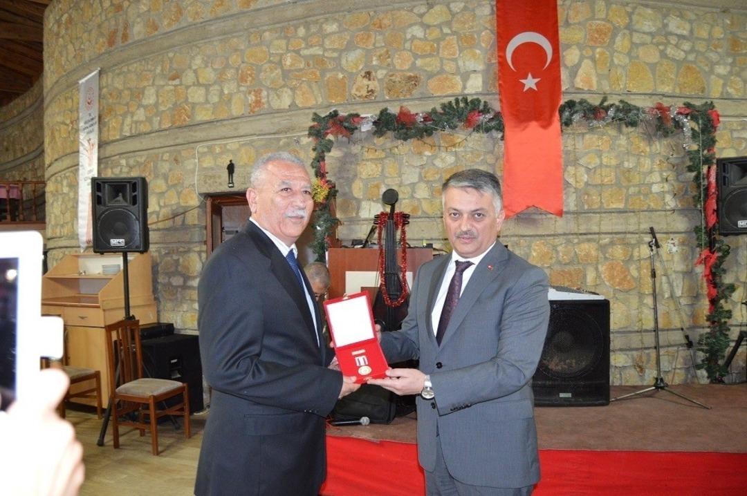 Edremit il&ccedil;esinde 46 Kıbrıs gazisine "Milli M&uuml;cadele Madalyası ve Beratı" verildi