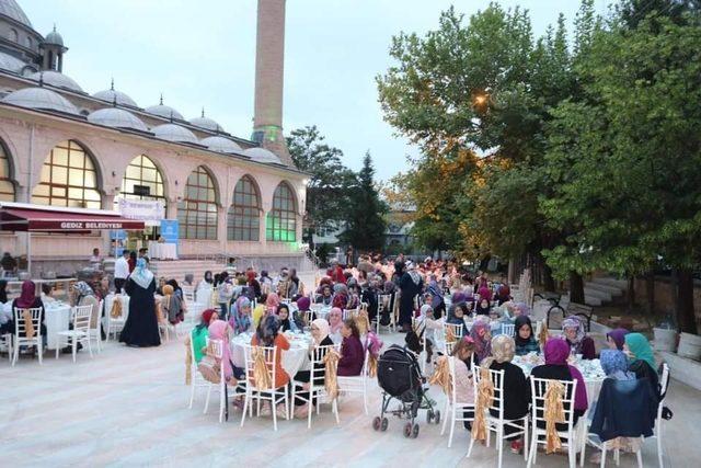 Minare gölgesinde gençlik iftarı