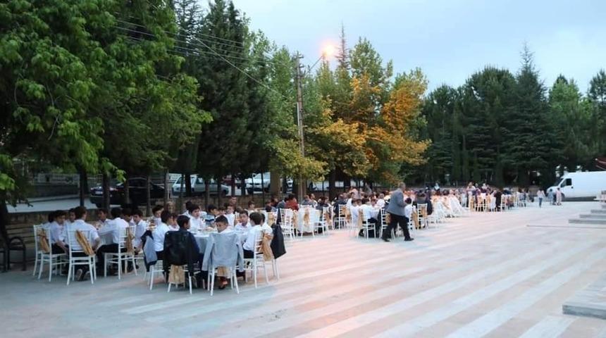 Minare g&ouml;lgesinde gen&ccedil;lik iftarı