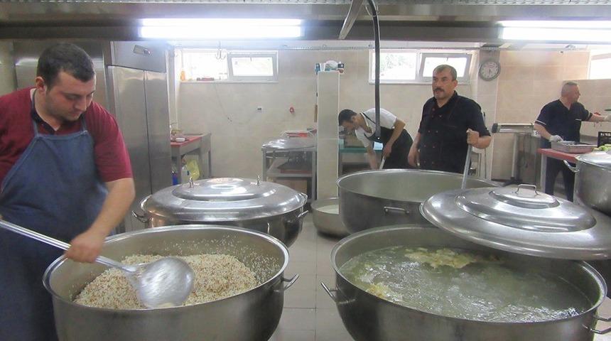 G&uuml;nl&uuml;k 4 bin kişiye iftar yemek hazırlıyorlar