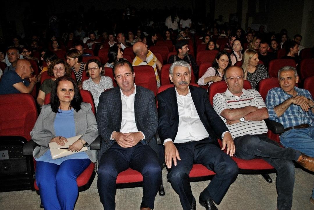 Usta oyunculara taş &ccedil;ıkardılar