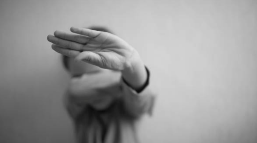 Öz kızlarını ilişkiye girmeye zorlayan baba kan dondurdu