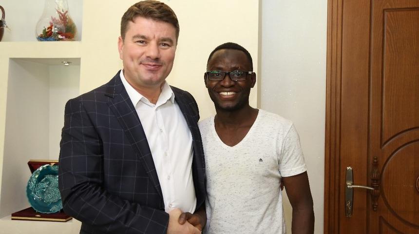 Afrikalı &ouml;ğrenci Başkan Din&ccedil;er&rsquo;le buluştu