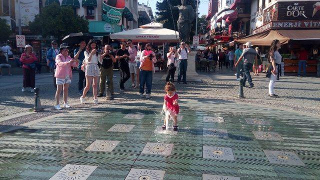 Antalya’da çocukların fıskiyeli serinliği