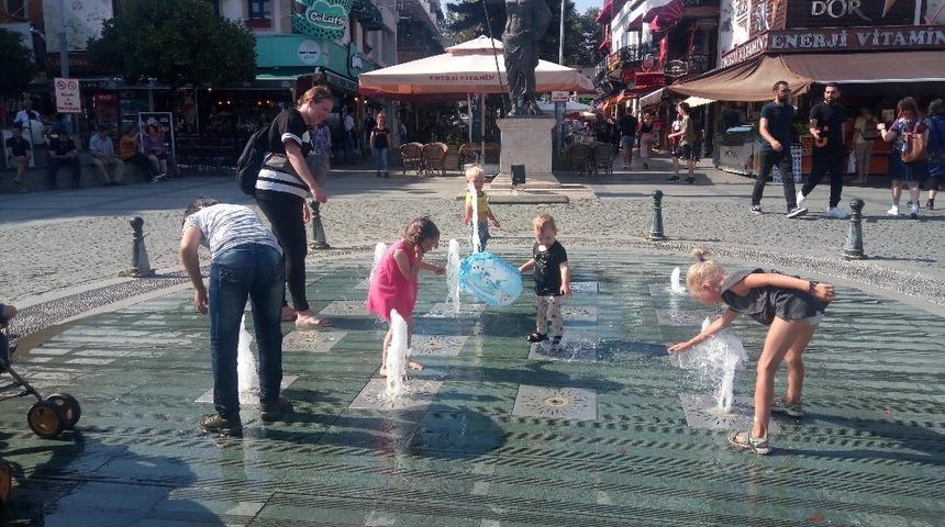 Antalya’da çocukların fıskiyeli serinliği