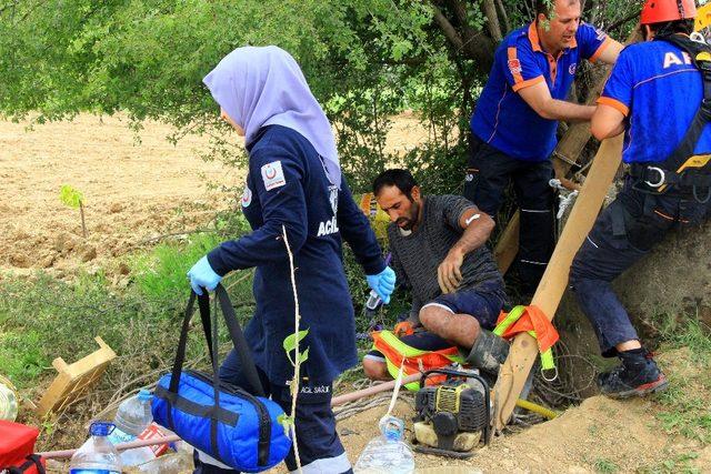 Temizlik için indiği kuyuda mahsur kaldı