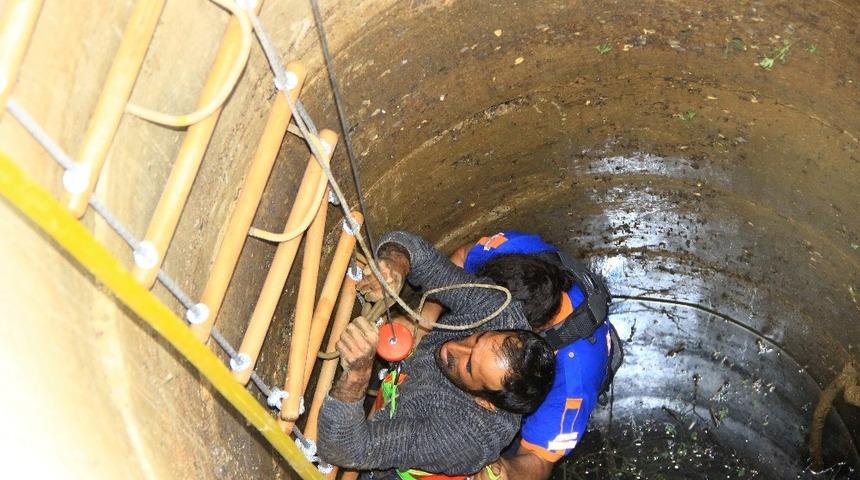 Temizlik için indiği kuyuda mahsur kaldı