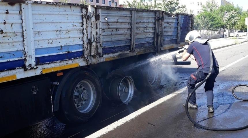Bing&ouml;l&rsquo;de tırın lastikleri yandı