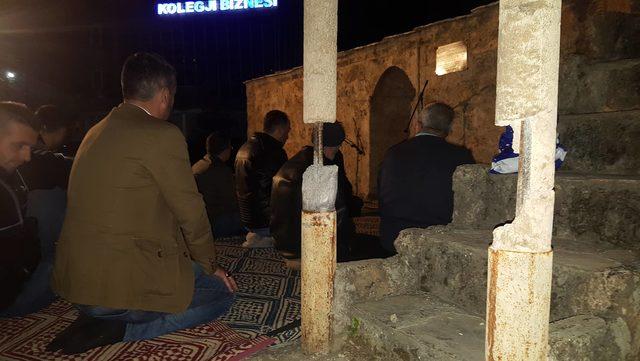Kosova’da saldırıya uğrayan tarihi camide teravih namazı kılındı