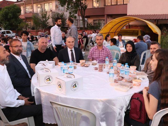 Mahalle sakinleri Başkan Özlü’yü bağrına bastı