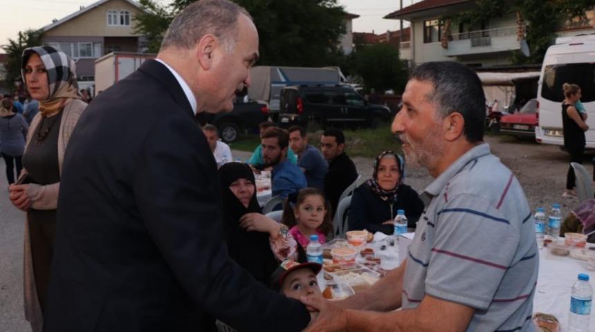 Mahalle sakinleri Başkan Özlü’yü bağrına bastı