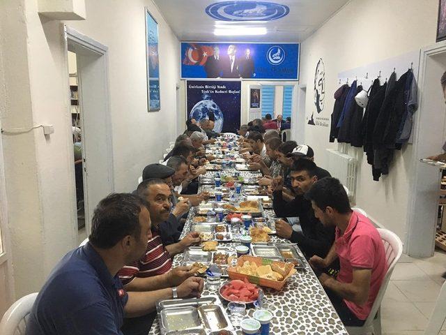 Ülkü Ocaklarından geleneksel iftar yemeği