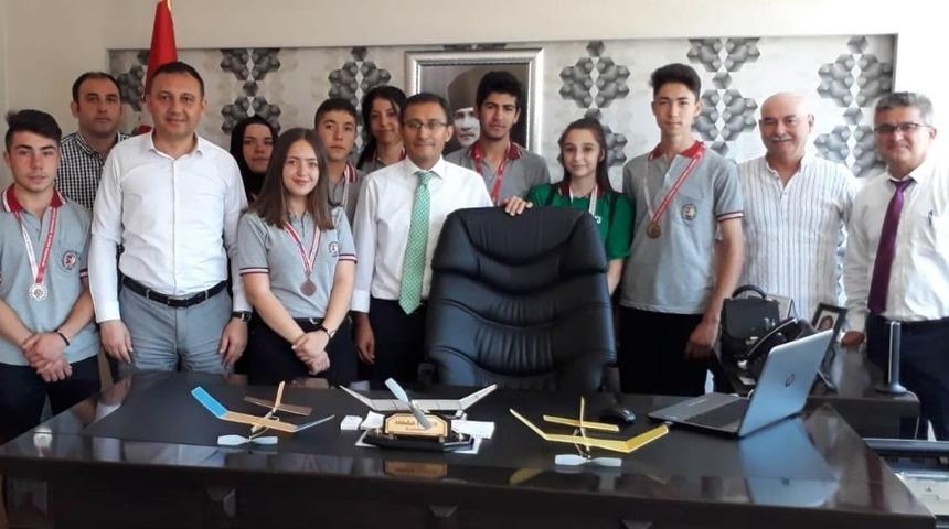 Alaşehirli &ouml;ğrenciler model u&ccedil;akta T&uuml;rkiye 1.&rsquo;si oldu