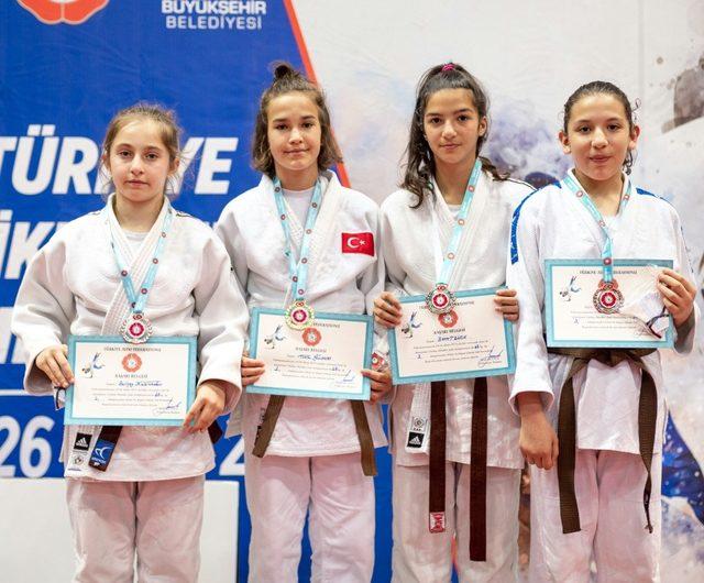 Judo Akademisi meyvelerini veriyor