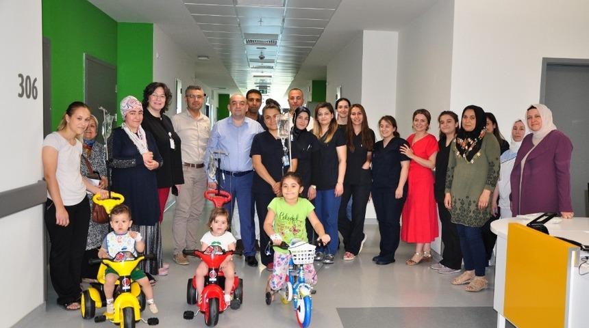 &Ccedil;ocuk hastalara serum askılı bisiklet