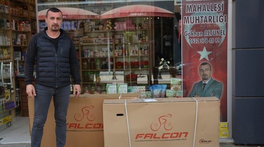 Muhtardan &ccedil;ocuklara karne hediyesi