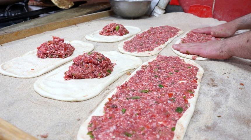 Sivas etli ekmeği iftar sofralarını süslüyor