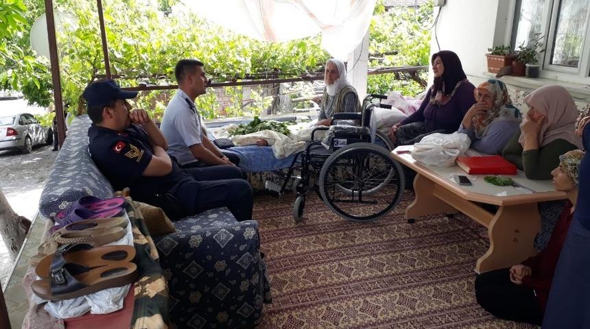 Jandarmadan engelli vatandaşa tekerlekli sandalye