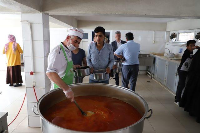 Cizre aşevi her gün 200 aileye sıcak yemek dağıtıyor