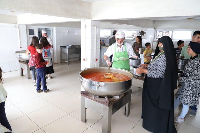 Cizre aşevi her gün 200 aileye sıcak yemek dağıtıyor