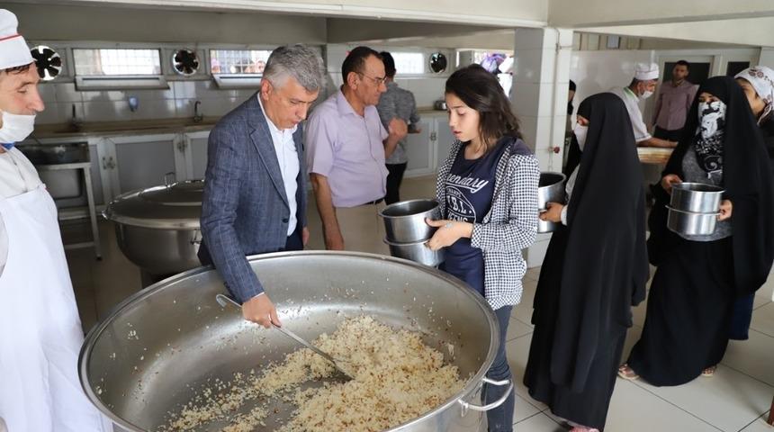 Cizre aşevi her g&uuml;n 200 aileye sıcak yemek dağıtıyor