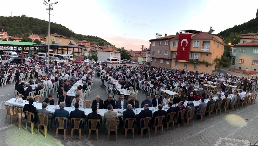 Şaphane&rsquo;de halk iftarı yoğun katılımla ger&ccedil;ekleştirildi