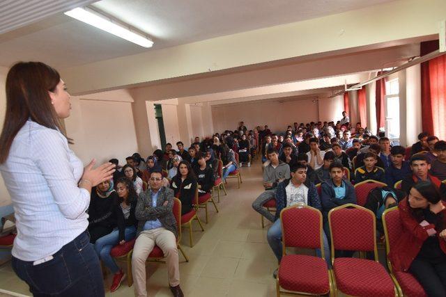 Ahlat’ın kültür mirasları öğrencilere tanıtıldı