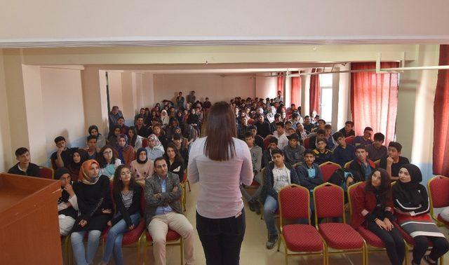 Ahlat’ın kültür mirasları öğrencilere tanıtıldı