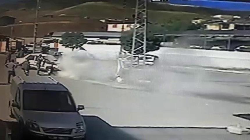 Otomobil akaryakıt istasyonu &ouml;n&uuml;nde yanmaktan son anda kurtarıldı