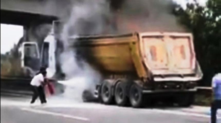 Otoyolda kamyon yangını