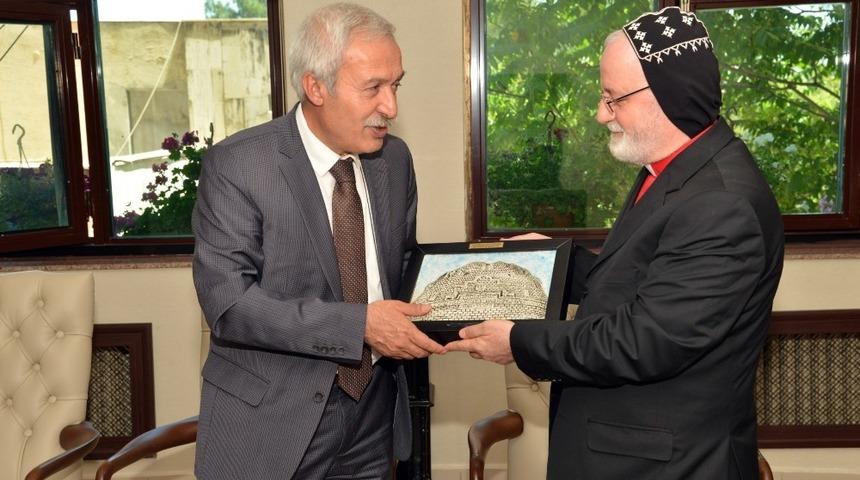 Mardin Metropoliti &Ouml;zmen&rsquo;den Mızraklı&rsquo;ya ziyaret