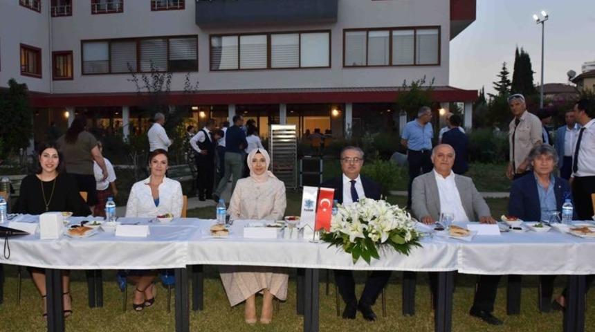 Vali Su, Yaşlı Yaşam Merkezi&rsquo;nde d&uuml;zenlenen iftar programına katıldı