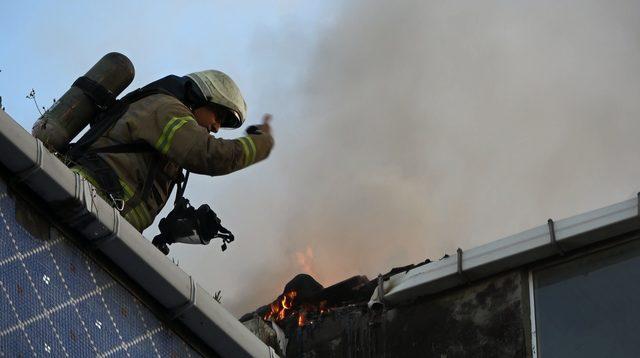 Sultangazi'de yangında mahsur kalan 2 kişiyi itfaiye kurtardı