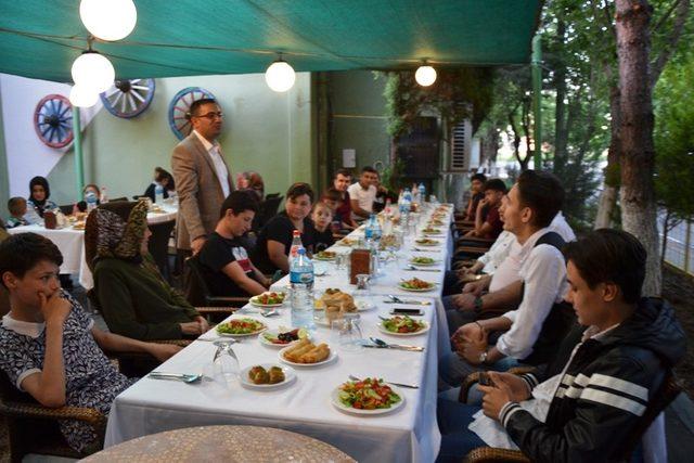 Biga Kaymakamlığından yetimlere iftar yemeği