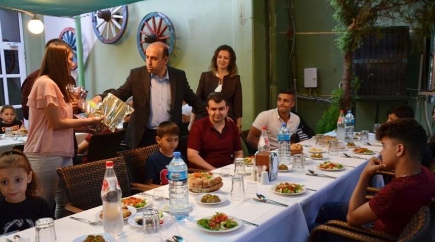 Biga Kaymakamlığından yetimlere iftar yemeği