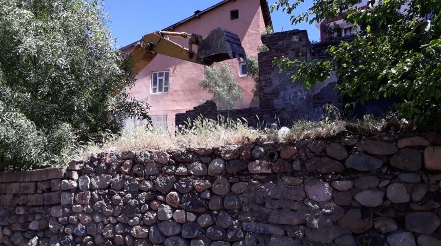 Bing&ouml;l&rsquo;de metruk bina yıkıldı