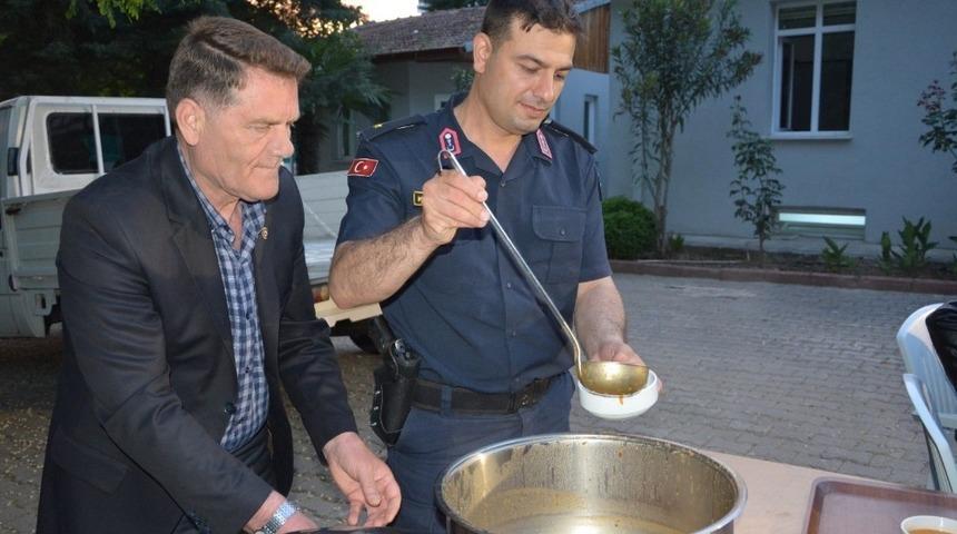 Komutan askerlere yemek dağıttı