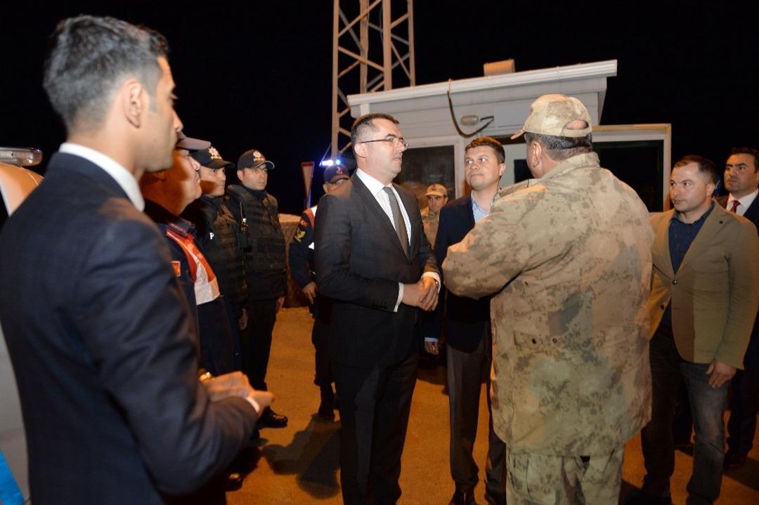 Vali Memiş Mehmet&ccedil;ik&rsquo;in sofrasında iftar a&ccedil;tı