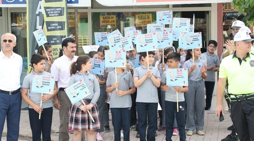 D&ouml;şemealtında s&uuml;r&uuml;c&uuml;lere yaya bilinci verildi