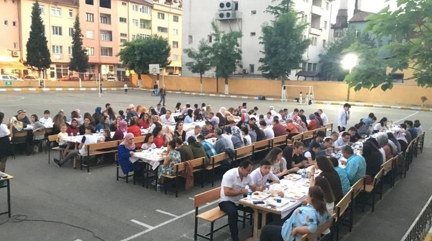 Se&ccedil;imde  &ouml;ğrencilere s&ouml;z verdi vaadini tuttu