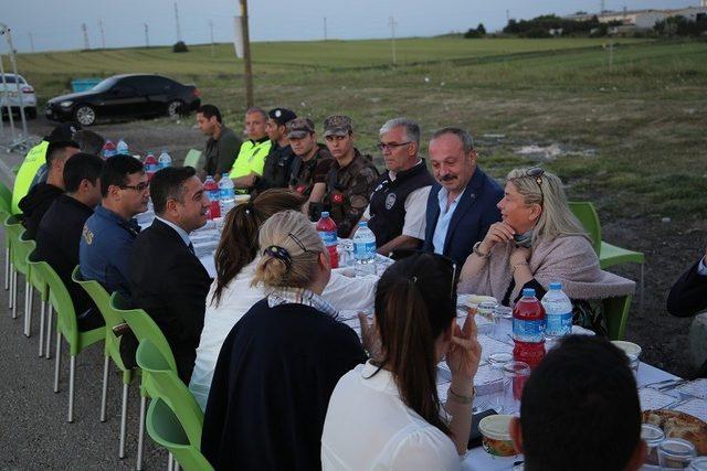 İl Emniyet Müdürü Aydın uygulama noktasında polislerle iftar yaptı