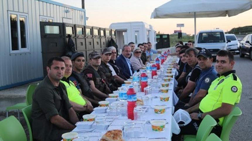 İl Emniyet M&uuml;d&uuml;r&uuml; Aydın uygulama noktasında polislerle iftar yaptı