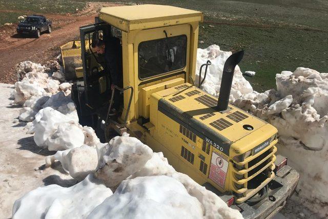 Gümüşhane’nin dört bir tarafında karla mücadele sürüyor