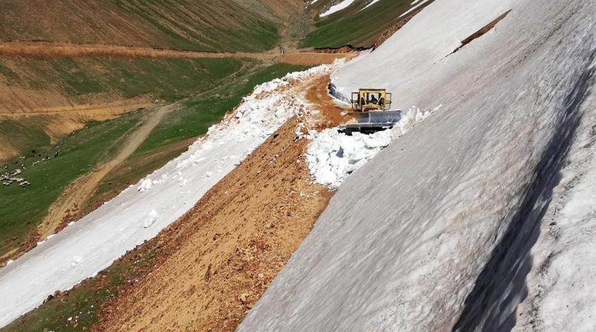 G&uuml;m&uuml;şhane&rsquo;nin d&ouml;rt bir tarafında karla m&uuml;cadele s&uuml;r&uuml;yor